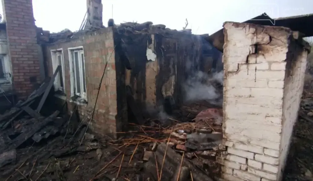 Дрони, ракети, пожежі: нічна атака на Дніпропетровщину поранила двох людей і знищила ферму