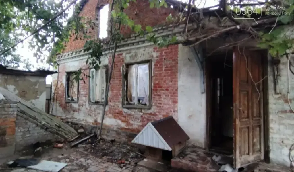 Дрони, ракети, пожежі: нічна атака на Дніпропетровщину поранила двох людей і знищила ферму