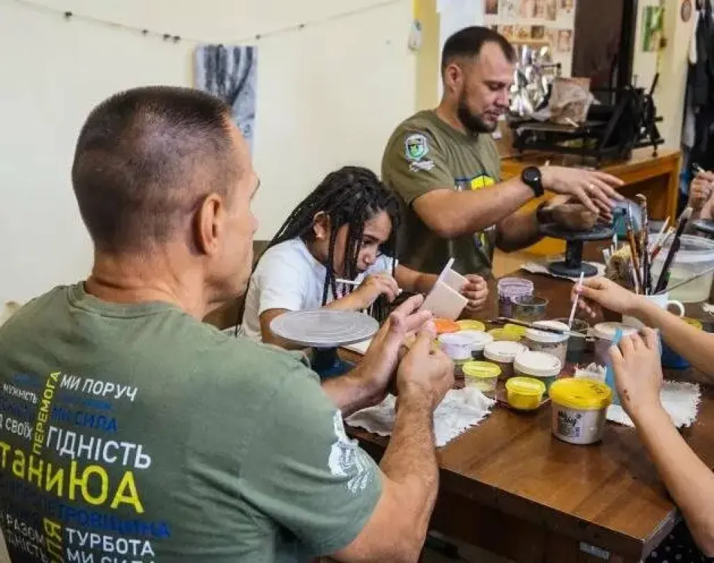 Глина як інструмент відновлення: у Кривому Розі ветерани пройшли майстер-клас з гончарства