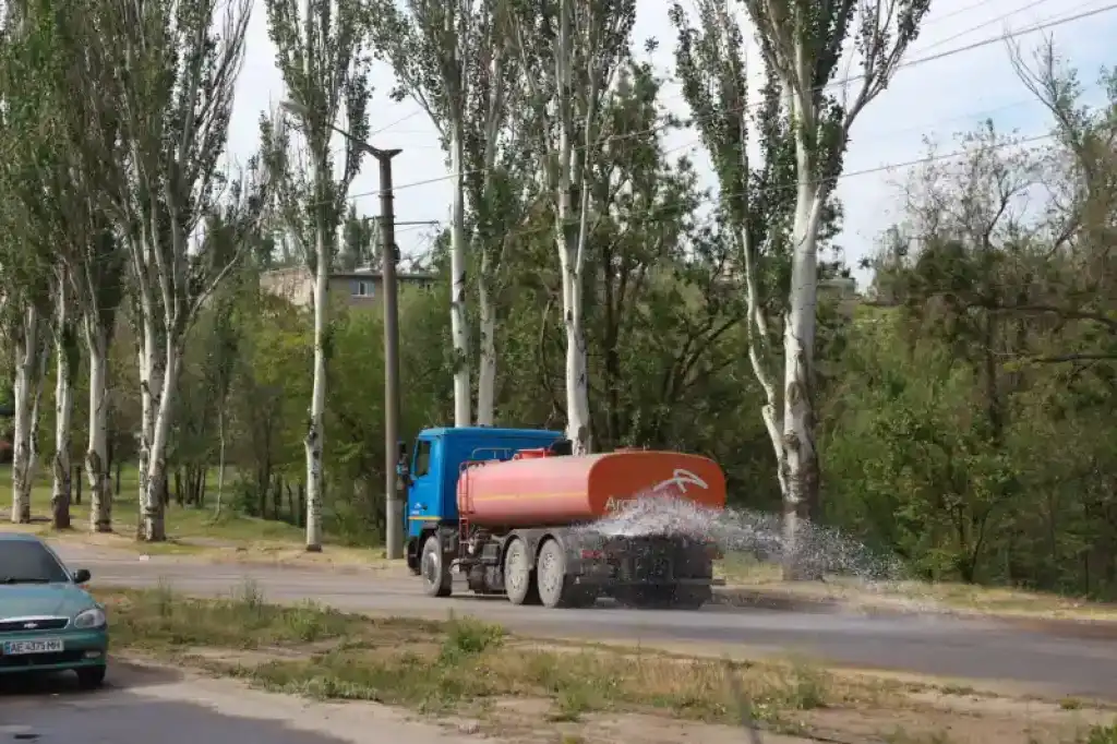 Як веселі веселки приборкують пил: ранок спецавто на вулицях Кривого Рогу