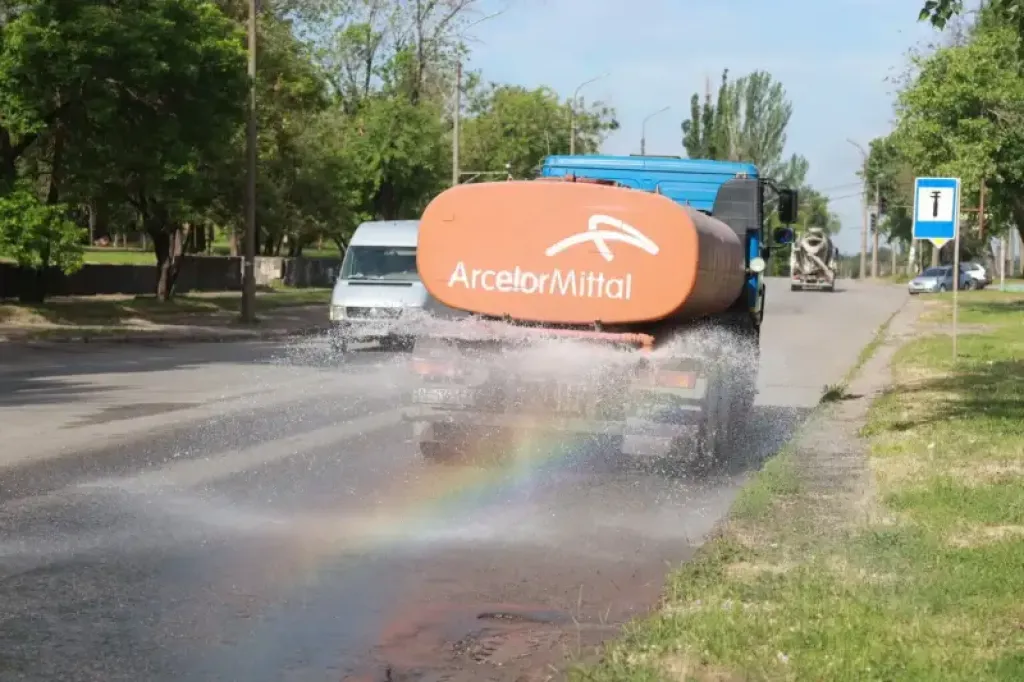Як веселі веселки приборкують пил: ранок спецавто на вулицях Кривого Рогу