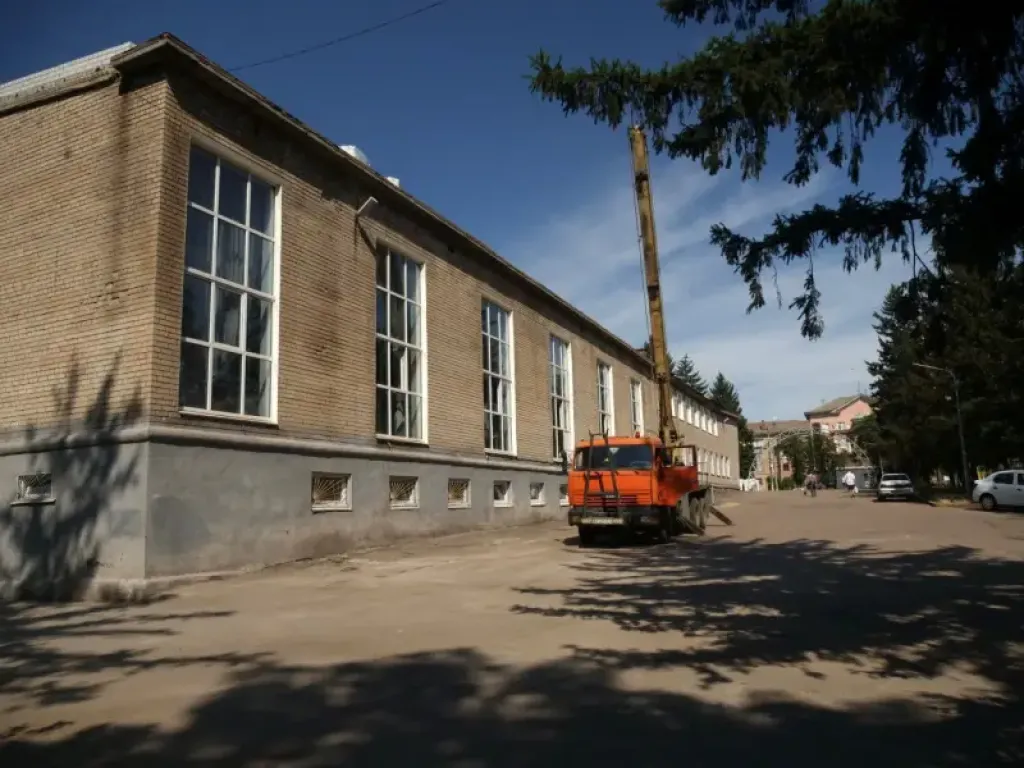 У Кривому Розі оновлюють покрівлю Палацу культури «Тернівський»