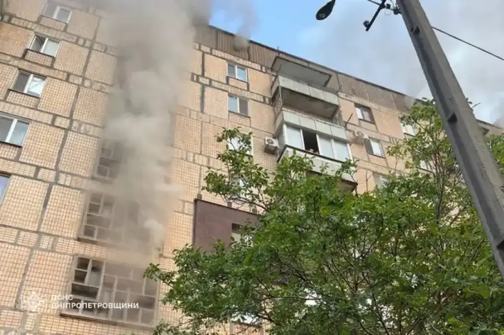 Ранкова пожежа у Кривому Розі: рятувальники евакуювали мешканців багатоповерхівки
