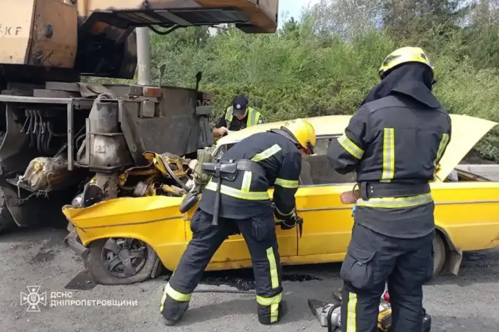 Смертельна ДТП у Кривому Розі: водій ВАЗ загинув під час зіткнення з автокраном