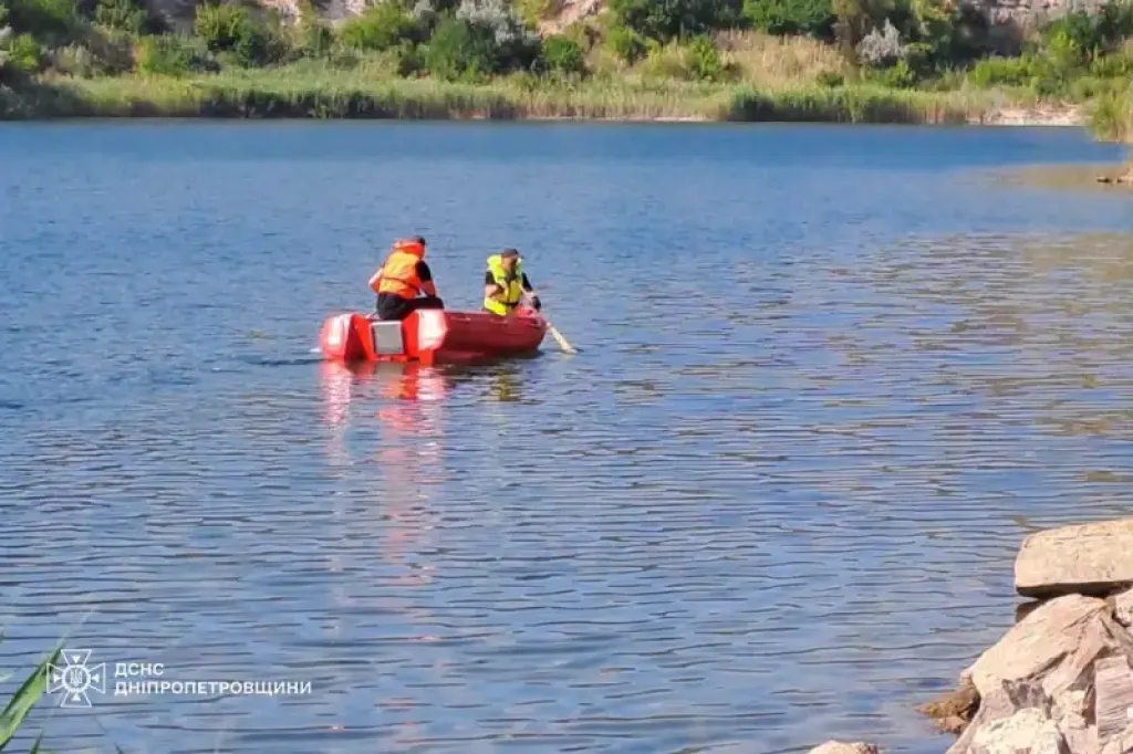 У Кривому Розі рятувальники підняли з водойми тіло чоловіка