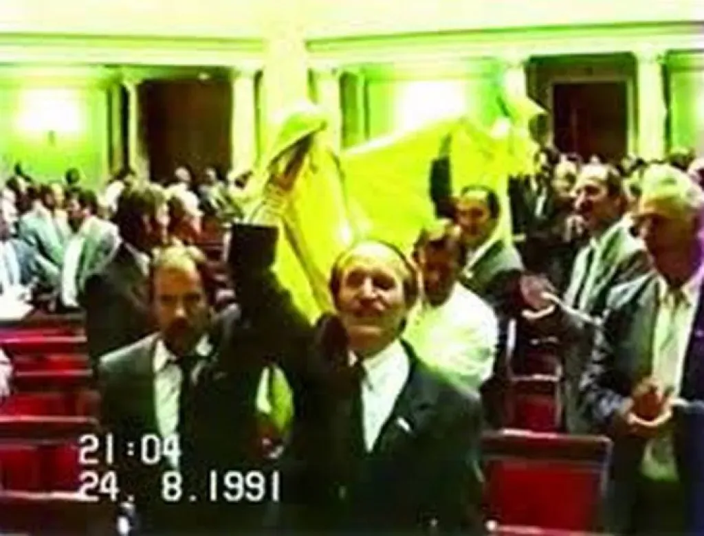 Як синьо-жовтий прапор увійшов до Верховної Ради 24 серпня 1991 року