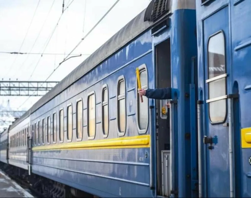 Тимчасові зміни у русі поїздів: маршрути з Кривого Рогу до Ясіні обмежили