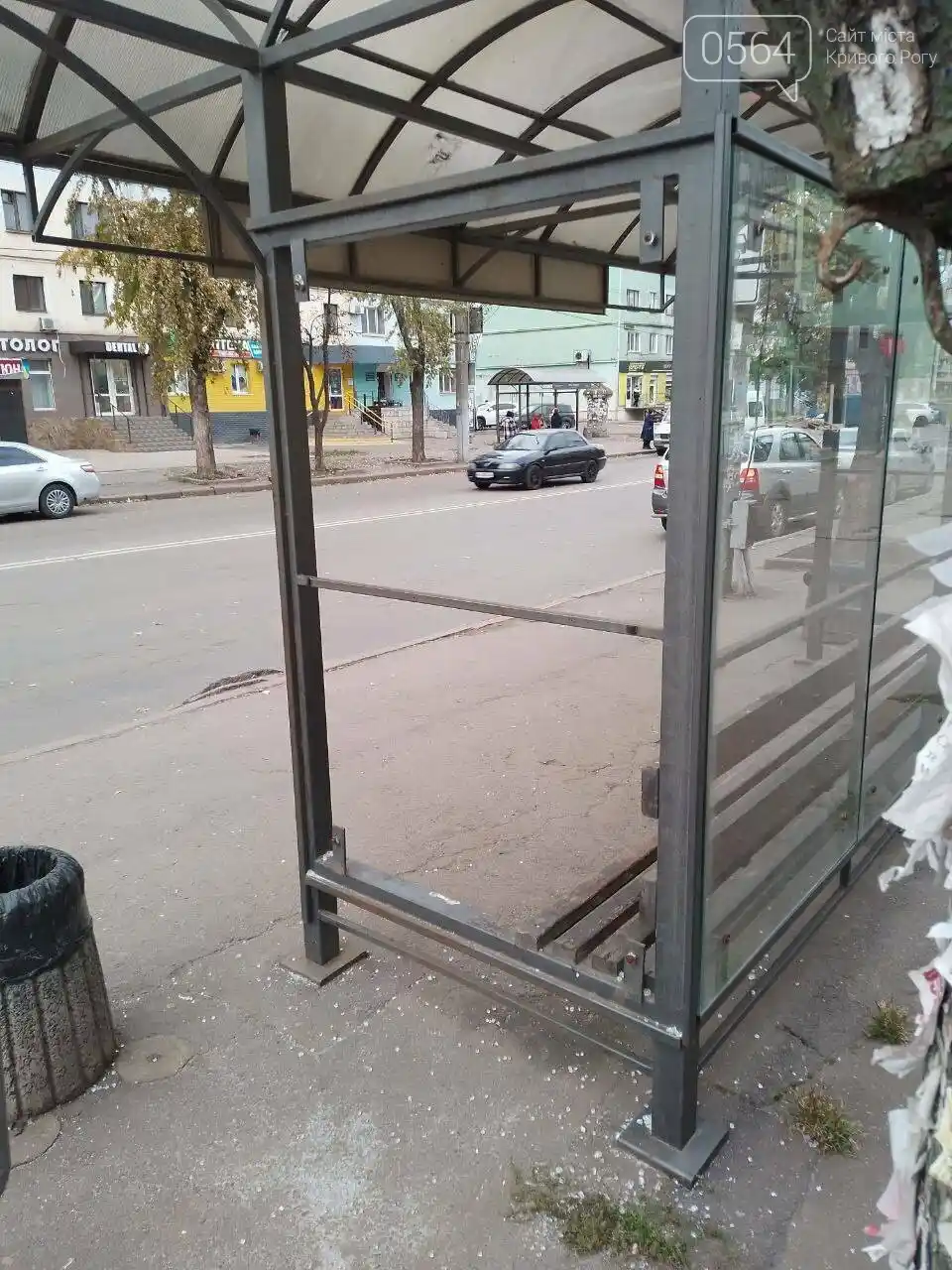 У Кривому Розі вандали розбили скло зупинки громадського транспорту на вулиці Шухевича