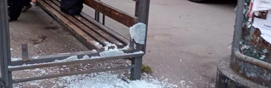 У Кривому Розі вандали розбили скло зупинки громадського транспорту на вулиці Шухевича