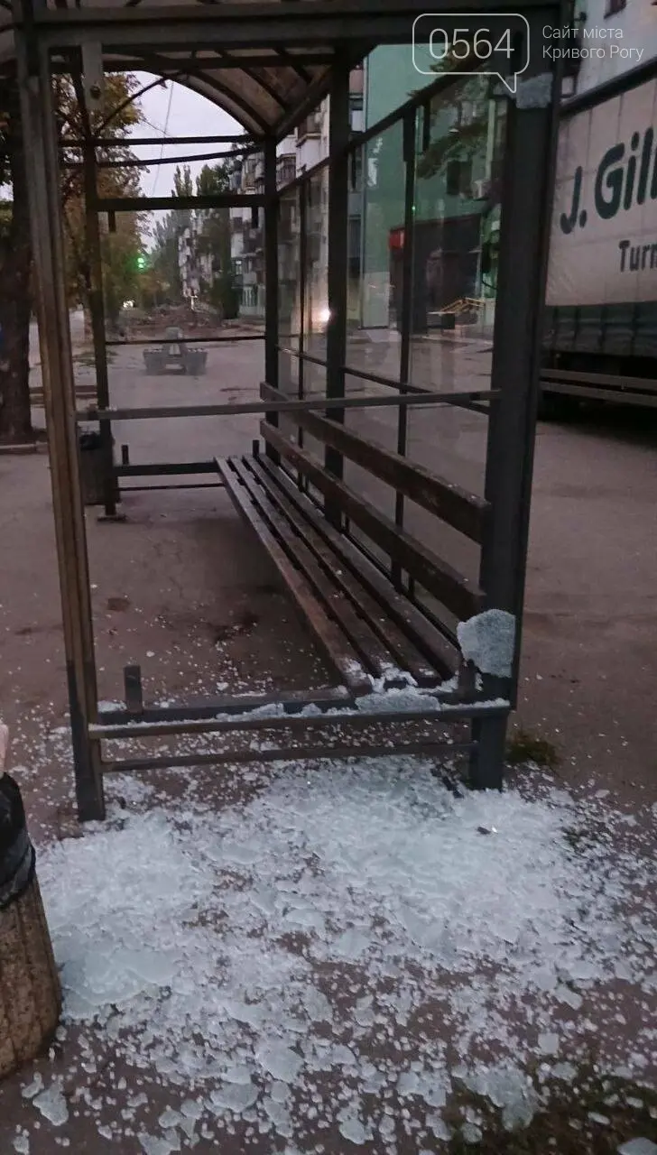 У Кривому Розі вандали розбили скло зупинки громадського транспорту на вулиці Шухевича