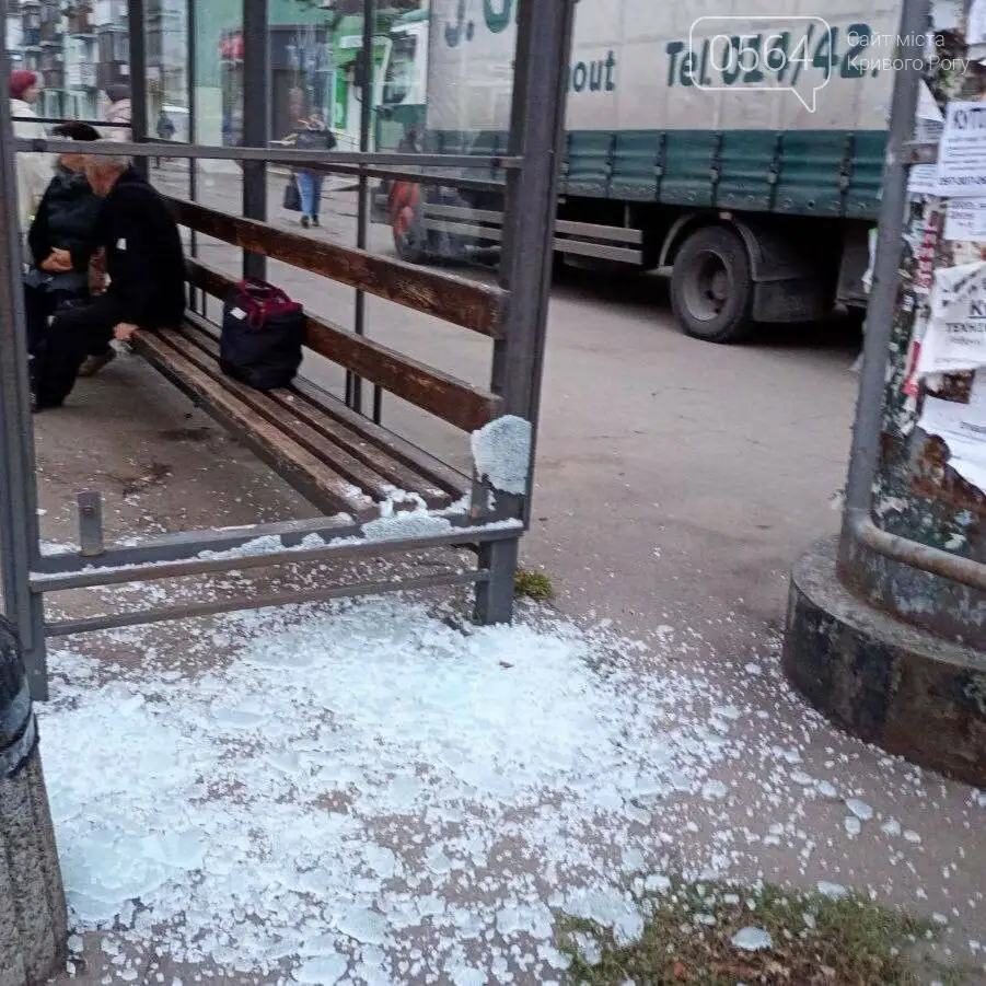 У Кривому Розі вандали розбили скло зупинки громадського транспорту на вулиці Шухевича