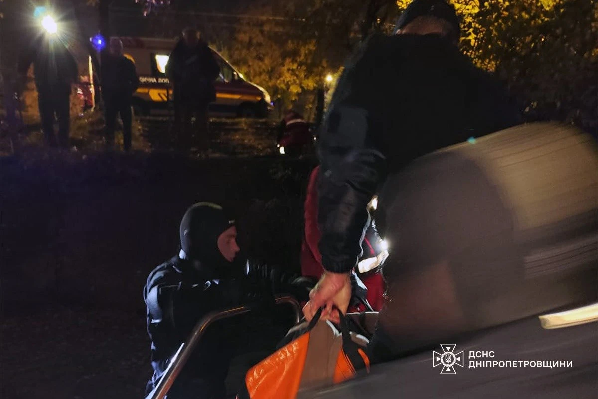 У Дніпрі водолази врятували 17-річну дівчину, яка стрибнула з мосту в річку