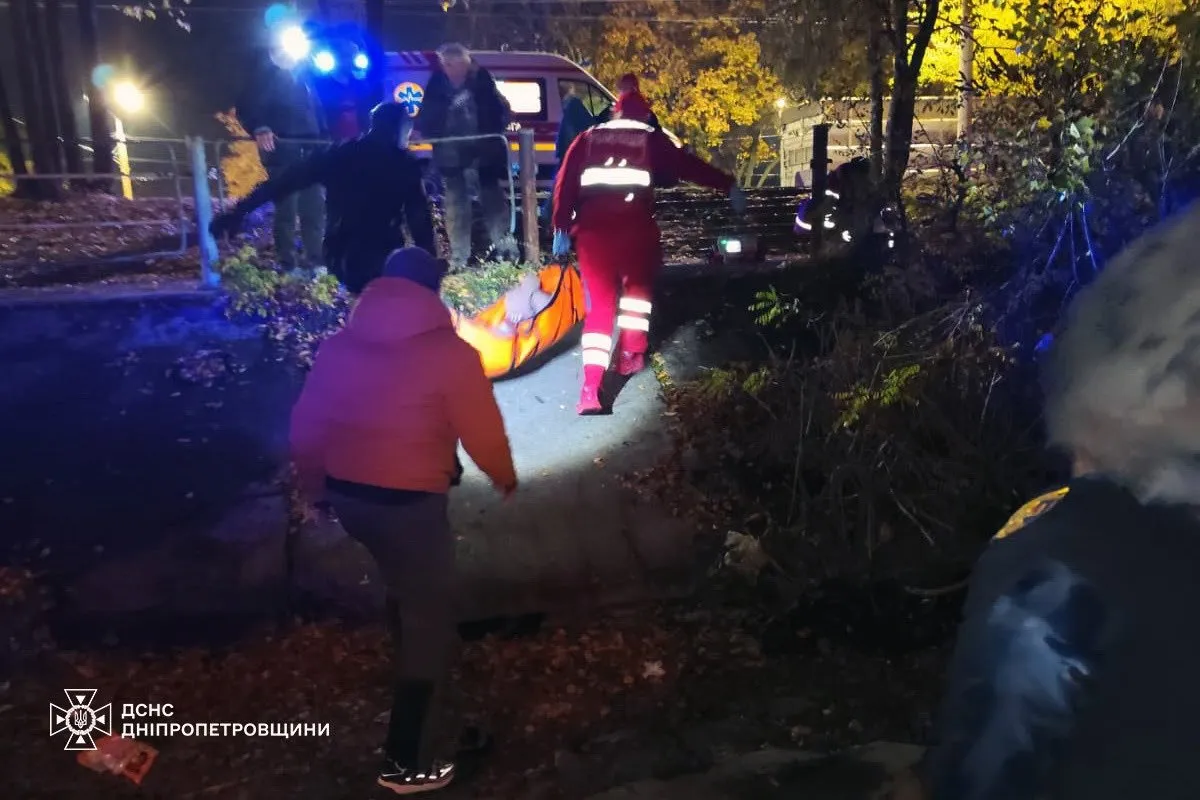 У Дніпрі водолази врятували 17-річну дівчину, яка стрибнула з мосту в річку