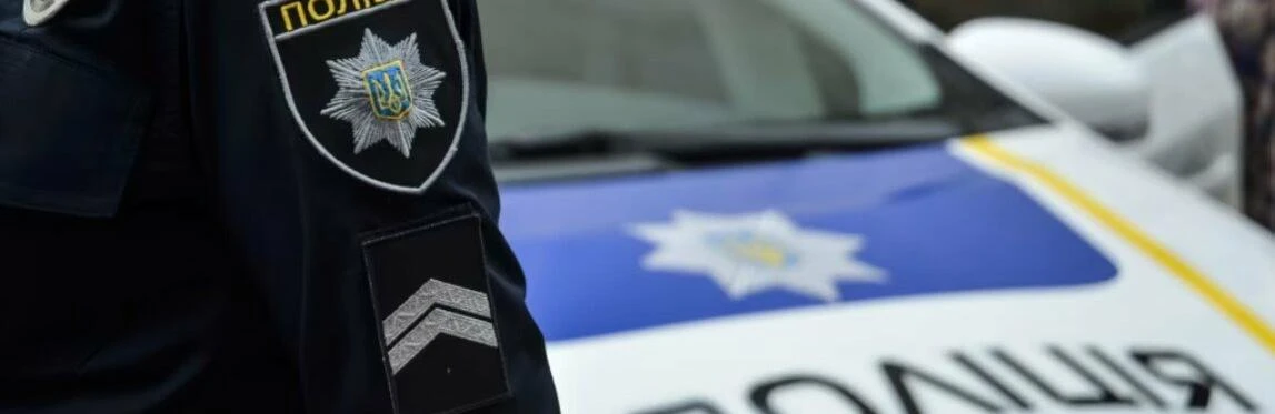 У Кривому Розі викрили 20-річну дівчину, яка вела прямий ефір у формі поліцейської