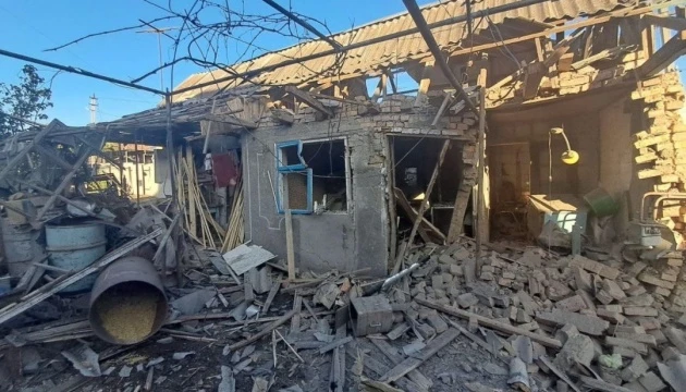 Упродовж дня ворог атакував громади трьох районів Дніпропетровщини: поранено чоловіка, пошкоджено будівлі та інфраструктуру