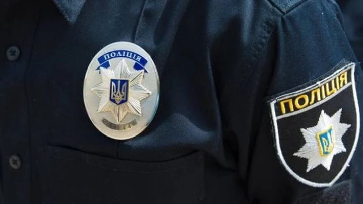 На Дніпропетровщині 17-річна дівчина приміряла поліцейську форму для фото: на неї склали адмінпротокол