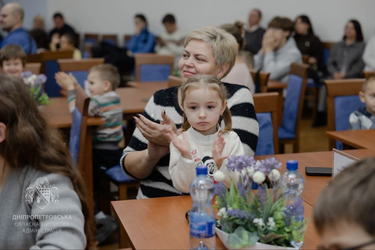 У Кривому Розі дев’ять родин ДБСТ отримали ключі від нового житла: місто продовжує розширювати сімейні форми виховання