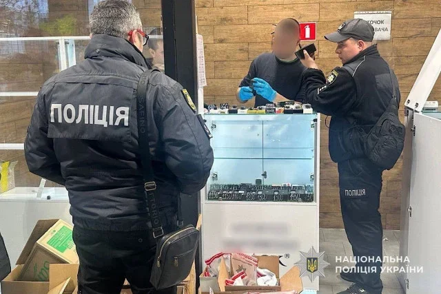 У Кривому Розі викрили масштабний продаж нелегальних товарів у торговому комплексі