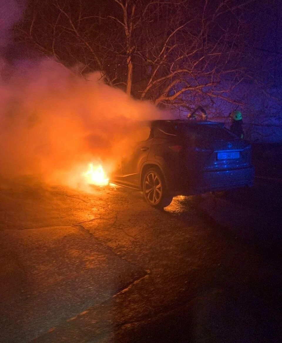 Полум’я охопило авто у Кривому Розі: рятувальники ліквідували пожежу