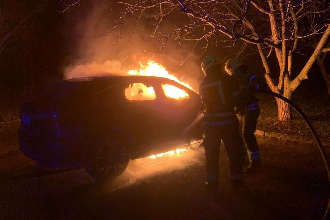 Полум’я охопило авто у Кривому Розі: рятувальники ліквідували пожежу