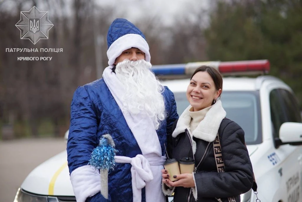 Свято під ялинкою: криворізькі шкільні офіцери поліції подарували дітям день маленьких див