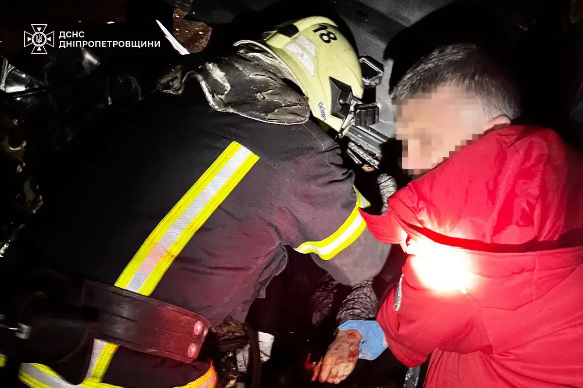 Ранкова аварія на Дніпропетровщині: рятувальники визволили водія з розтрощеного авто