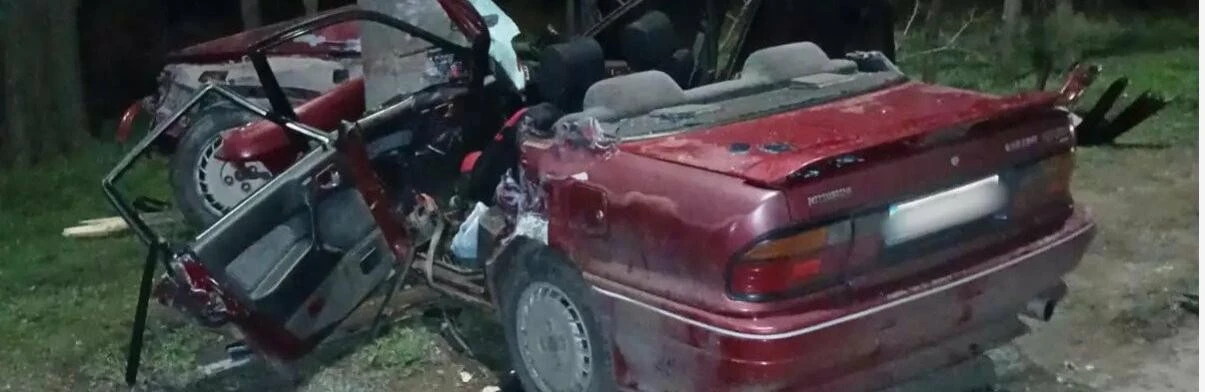 У Кривому Розі легковик врізався у стовп: водія деблокували рятувальники