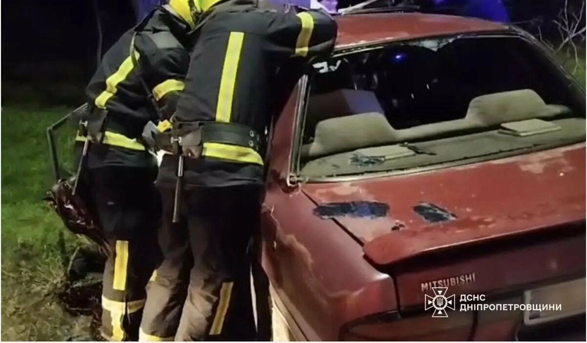 У Кривому Розі легковик врізався у стовп: водія деблокували рятувальники
