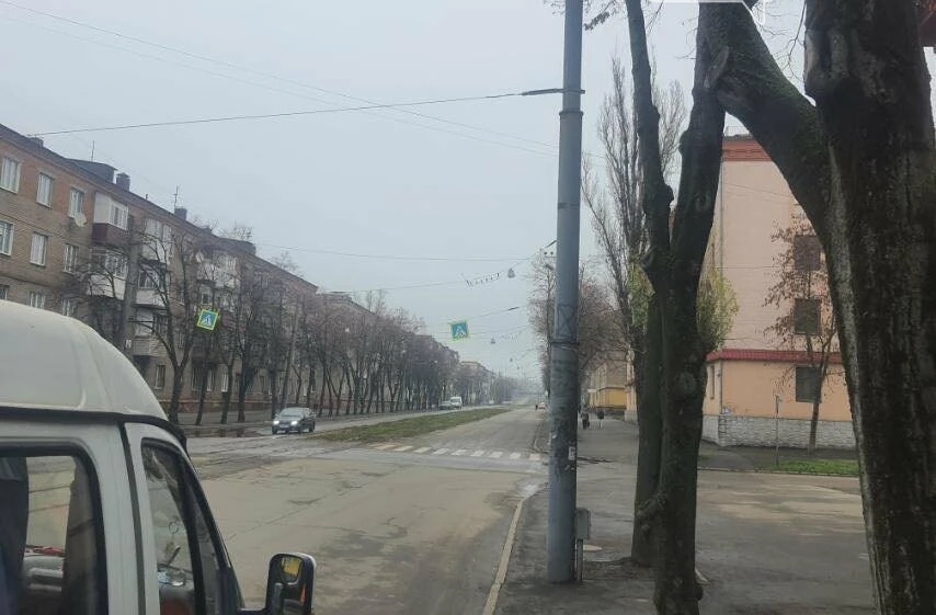 У Кривому Розі прибирають незаконну рекламу з фасадів та опор