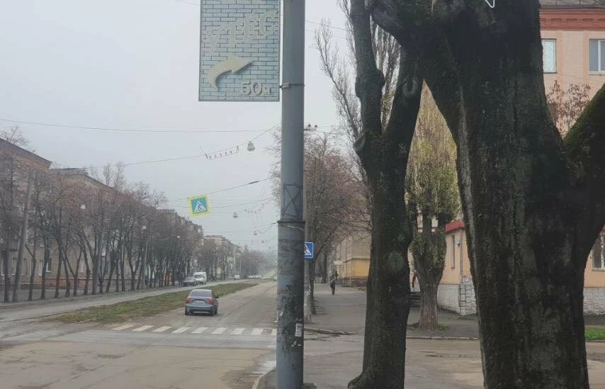 У Кривому Розі прибирають незаконну рекламу з фасадів та опор