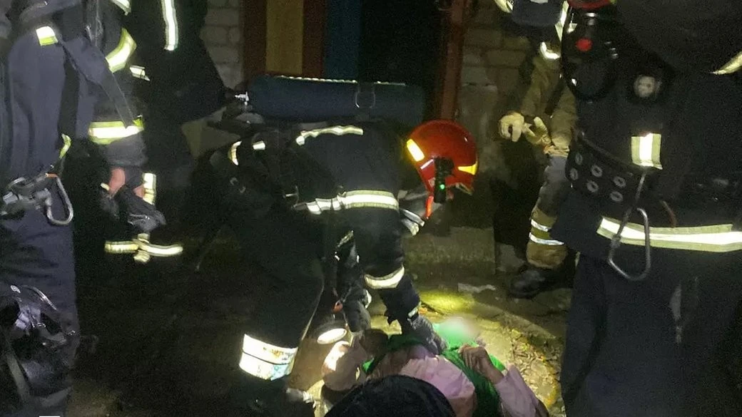 На Криворіжжі рятувальники врятували літню жінку з охопленої вогнем квартири