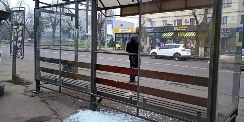 У Кривому Розі вдруге пошкодили зупинку біля лікарні