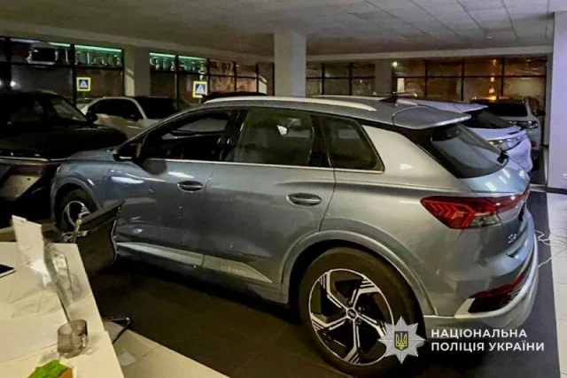 У Дніпрі чоловік пошкодив  авто в салоні: поліція повідомила про підозру