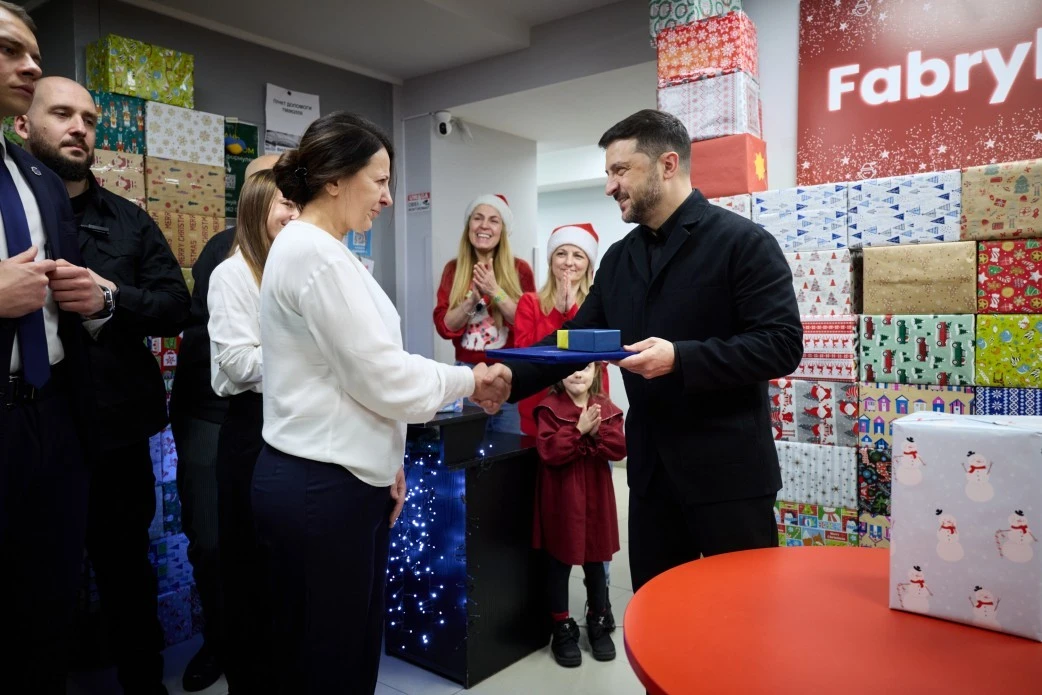 «Золоте серце» у Варшаві: Зеленський відзначив волонтерів фонду Uniters