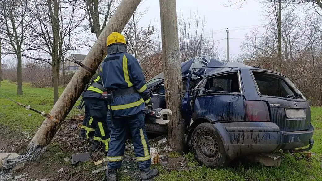 У Кривому Розі рятувальники витягли водія з понівеченого авто