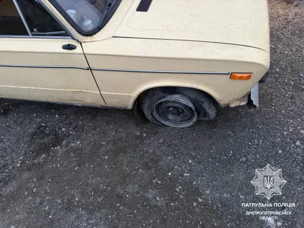 На Дніпропетровщині зупинили неповнолітнього за кермом ВАЗ із пробитим колесом