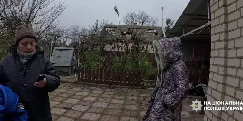 Поліцейські «Білі янголи» вивезли родину з-під обстрілів у Покровській громаді