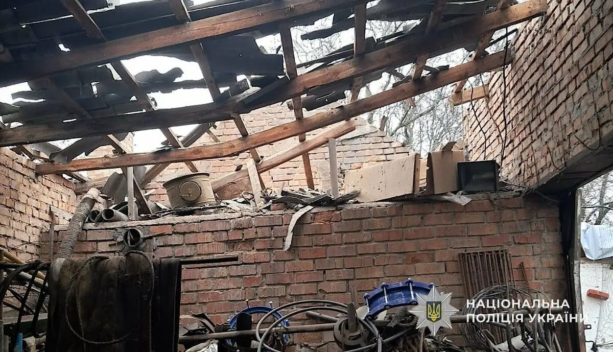 Нікополь під вогнем: троє цивільних поранені, поліція фіксує наслідки атак