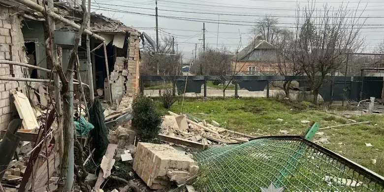 Нікополь під вогнем: троє цивільних поранені, поліція фіксує наслідки атак