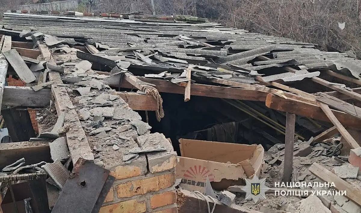 Нікополь під вогнем: троє цивільних поранені, поліція фіксує наслідки атак