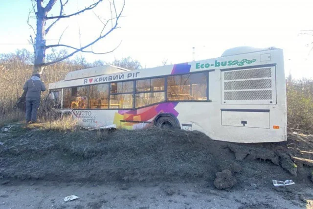 Автобус з пасажирами з’їхав у кювет у Кривому Розі: водія затисло в кабіні