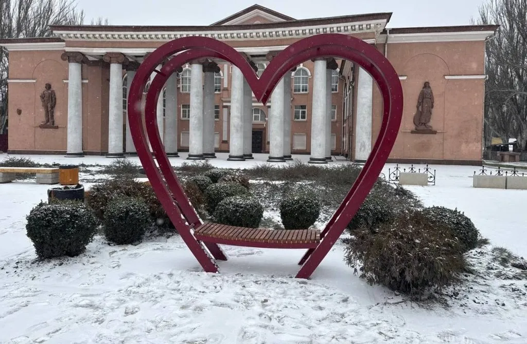 Кривий Ріг сяє святковими фотозонами: головна локація у Гданцівському парку та романтика біля РАЦСу