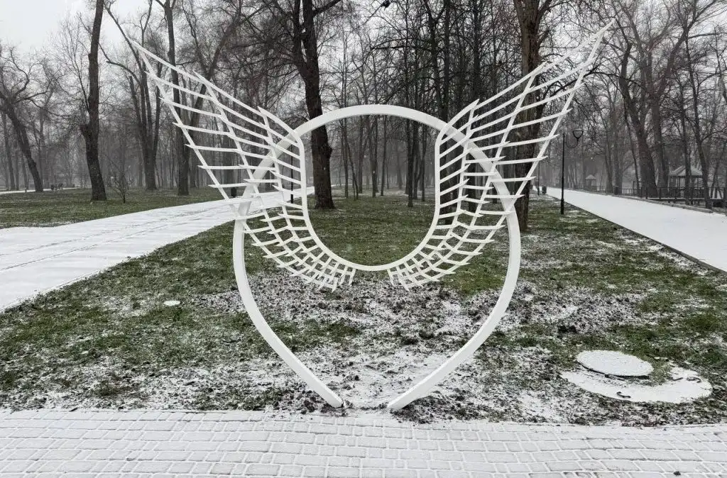 Кривий Ріг сяє святковими фотозонами: головна локація у Гданцівському парку та романтика біля РАЦСу