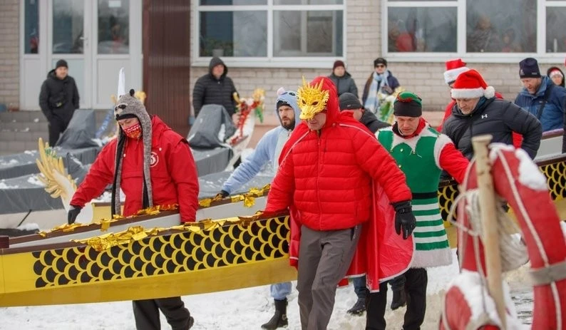 Різдво на веслах: у Дніпрі влаштували святковий карнавал просто на річці