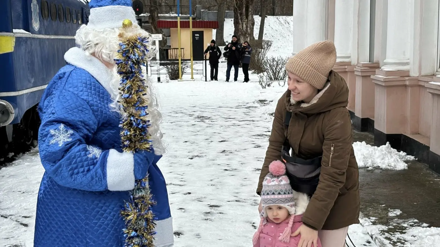 Зимові подорожі для малечі: у Дніпрі відкрили сезон дитячої залізниці
