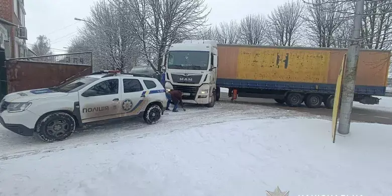 Ожеледиця на Дніпропетровщині: вантажівка застрягла на узбіччі