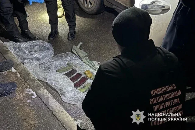 У Кривому Розі затримано чоловіка за спробу продажу арсеналу зброї