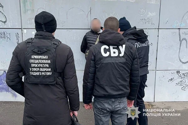 У Кривому Розі затримано чоловіка за спробу продажу арсеналу зброї