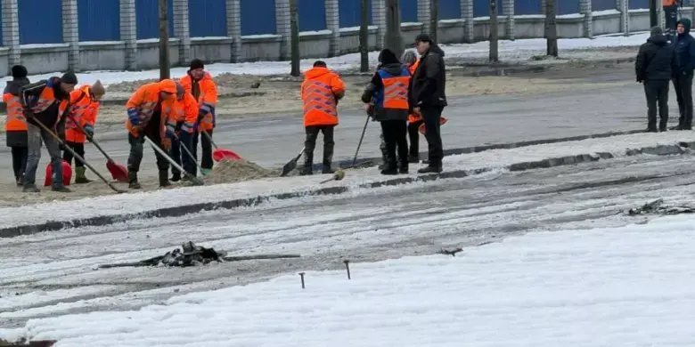 У Дніпрі після обстрілу заводу на дороги вилилось 300 тонн олі