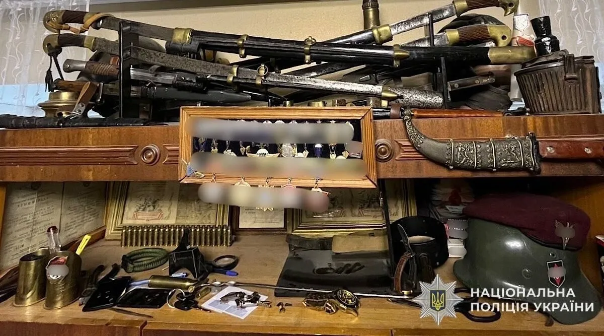 Арсенал у приватному будинку: на Криворіжжі поліцейські вилучили зброю та боєприпаси